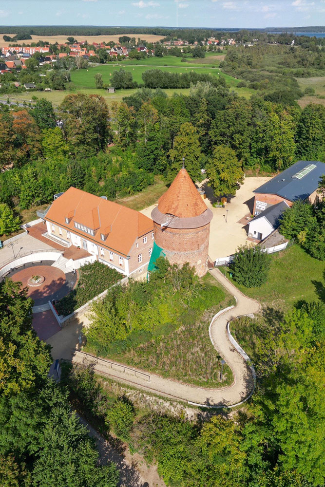 Luftaufnahme des Burgmuseums Plau am See