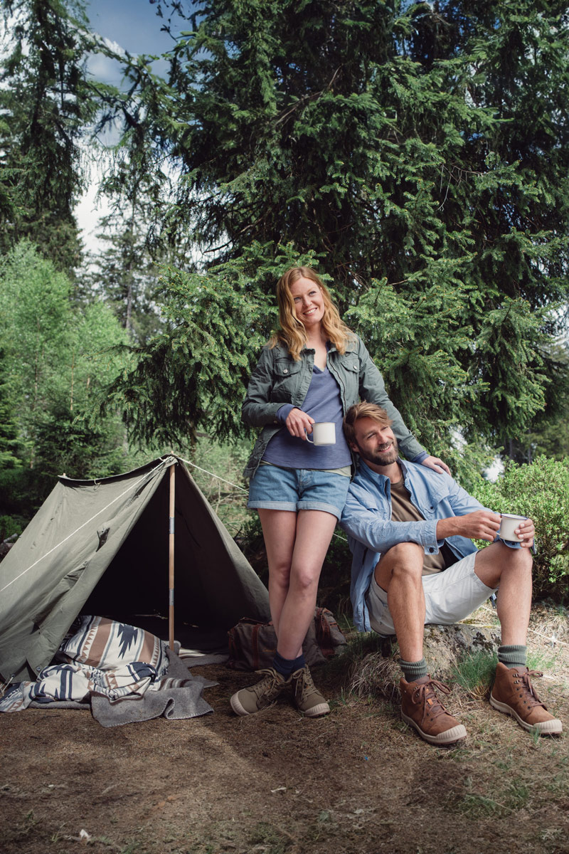 Campen am Plauer See - Paar steht vor einem Zelt